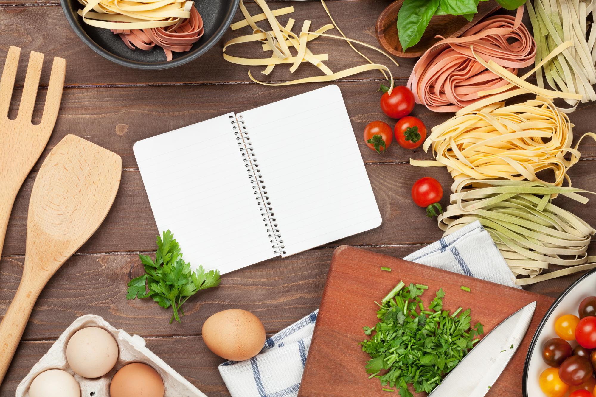 Set di ricette impaginate su tavolo di legno